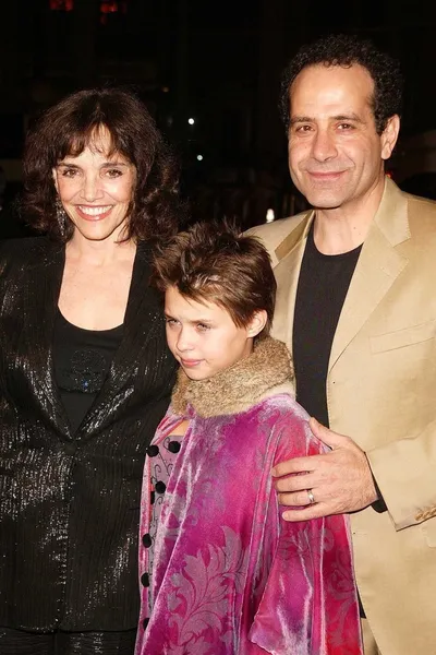 Брук Адамс, Тони Шалхуб и дочь Софи — стоковое фото