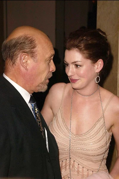 Hector elizondo und anne hathaway — Stockfoto