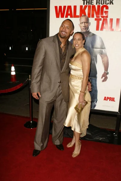 Dwayne "La Roca" Johnson y su esposa Dany — Foto de Stock
