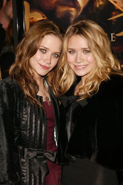 Mary-Kate y Ashley Olsen — Foto de Stock