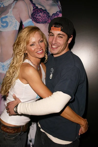 Nikki Ziering and Jason Biggs — Stock Photo, Image