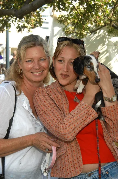 Julie Shugerman y Jennifer Blanc con Daisey Mae — Foto de Stock