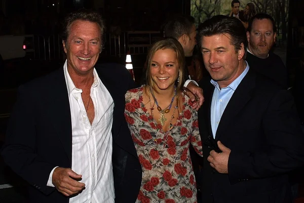 Bryan Brown, daughter and Alec Baldwin — Stock Photo, Image