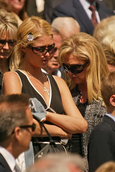 Paris Hilton and mother Kathy Hilton — Stock Photo, Image