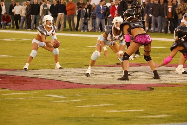 Действие игры на турнире Lingerie Bowl 2004 — стоковое фото