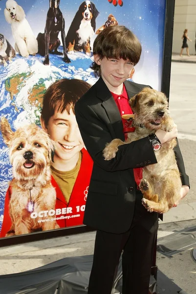 Liam Aiken e cão Hubble — Fotografia de Stock