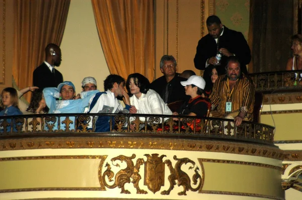 Michael Jackson watching stage show — Stock Photo, Image