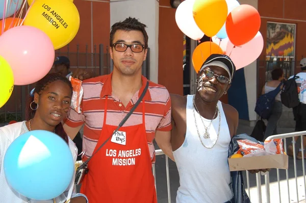 Phillip Rhys avec des invités — Photo