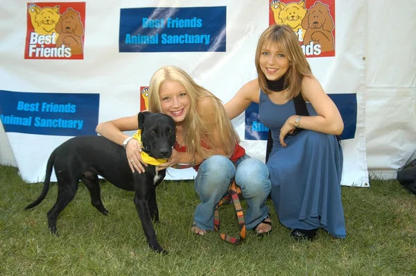 Courtney Peldon and Ashley Peldon — Stock Photo, Image