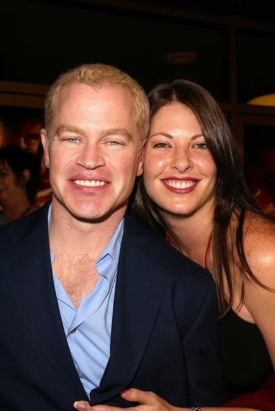 Neal McDonough e la sua ragazza Ruve — Foto Stock