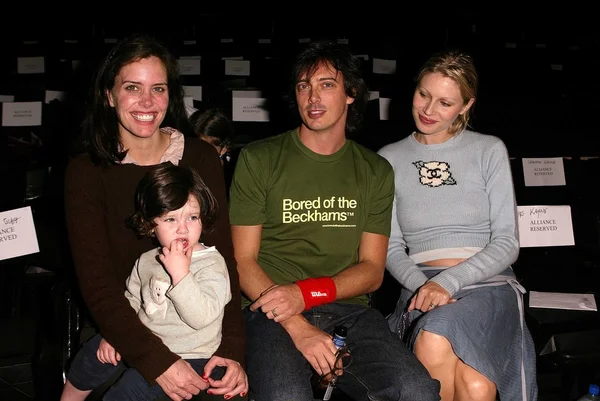 Ione Skye con su hija Kate, su hermano Donovan Leitch y su esposa Kirsty Hume — Foto de Stock