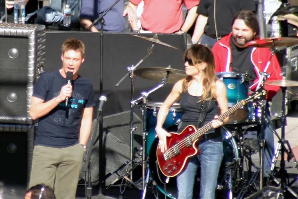 Ryan Seacrest, Sheryl Crow y miembros de la banda — Foto de Stock