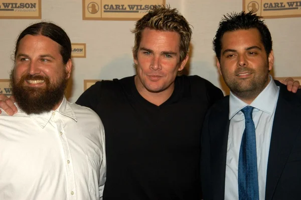 Mark mcgrath med wilson familjemedlemmar — Stockfoto