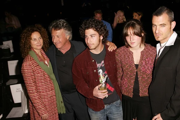 Dustin Hoffman and family — Stock Photo, Image