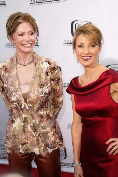 Mary Tyler Moore and Jane Seymour — Stock Photo, Image