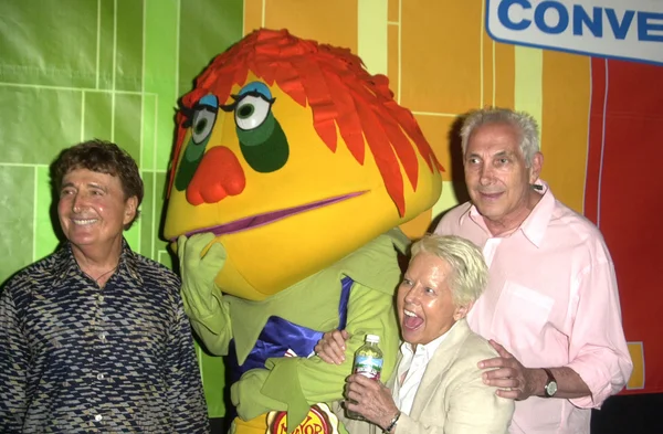 Sid Krofft, H.R. Pufnstuf, Billie Hayes and Marty Krofft — Stock Photo, Image