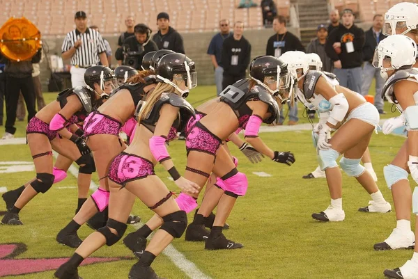 Действие игры на турнире Lingerie Bowl 2004 — стоковое фото