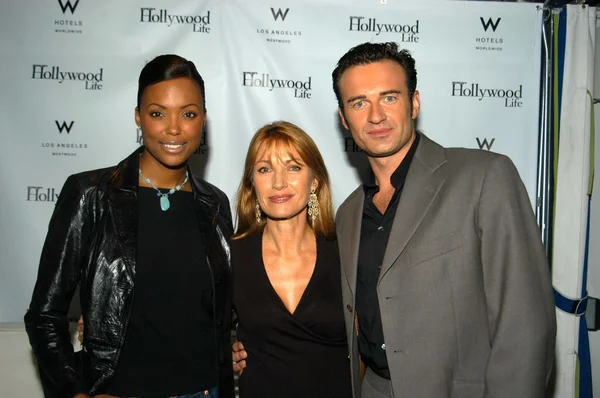 Aisha tyler, jane seymour och julian mcmahon — Stockfoto