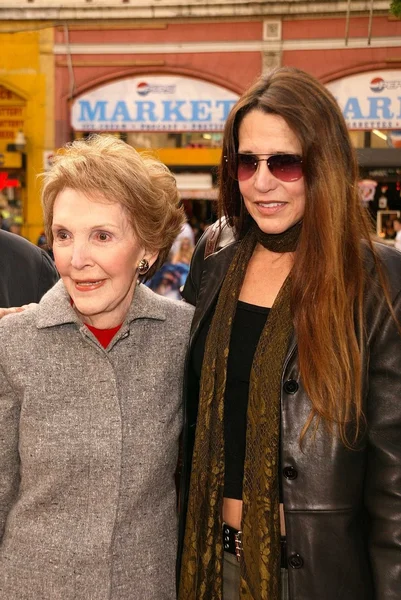 Nancy Reagan y su hija Patti Davis — Foto de Stock