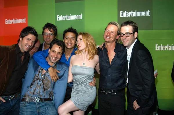 Rose McGowan e o elenco de Queer Eye for the Straight Guy — Fotografia de Stock