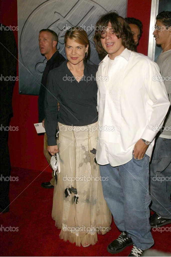 リンダ ハミルトンと息子ダルトン ・ アボット ストックエディトリアル用写真©s_bukley＃17488143