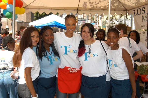 Tyra Banks com voluntários — Fotografia de Stock