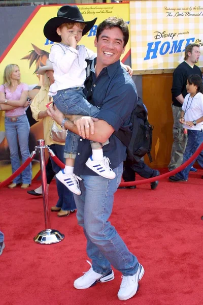 Dean Cain and son — Stock Photo, Image