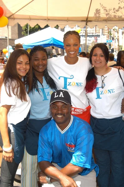 Tyra Banks com voluntários — Fotografia de Stock