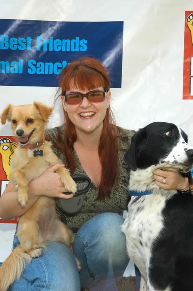 Sara Rue with Lil Bosquick and Bucket — Stock Photo, Image