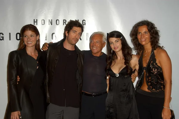 Debra Messing, Dylan McDermott, Giorgio Armani, Shiva Rose and Roberta Armani — Stock Photo, Image