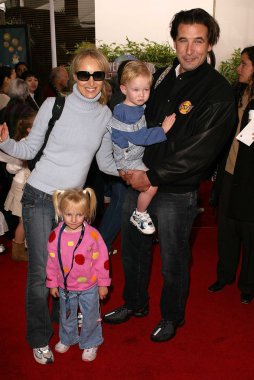 Chynna phillips ile billy baldwin ve aile