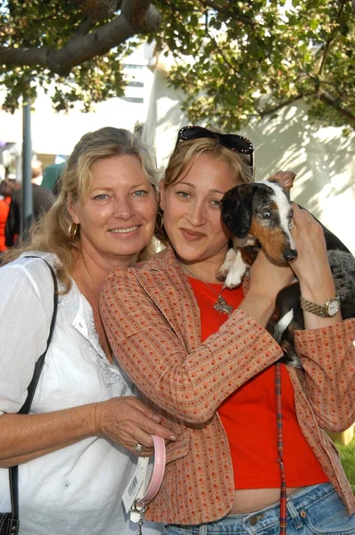 Julie shugerman en jennifer blanc met daisey mae — Stockfoto