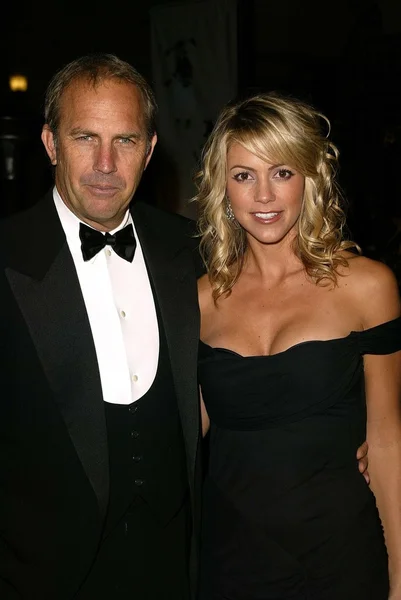 Kevin Costner y Christine Baumgarten — Foto de Stock