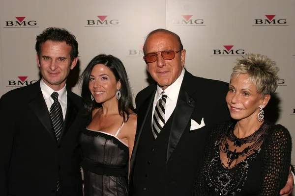 Clive Davis and family — Stock Photo, Image