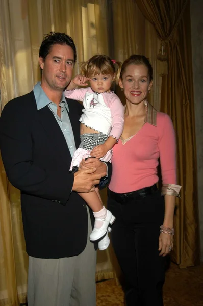 Penelope Ann Miller with husband and daughter — Stock Photo, Image