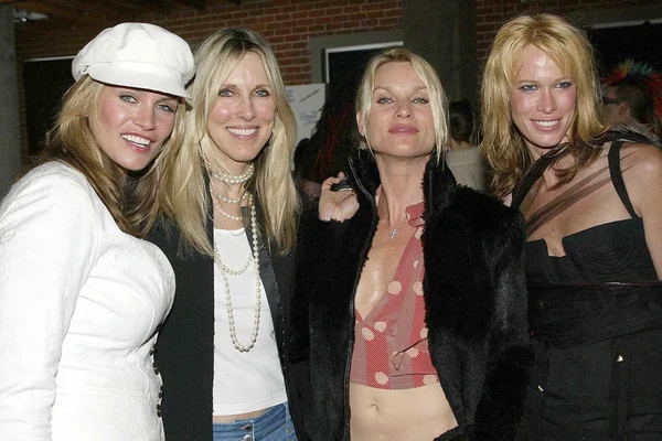 Natasha Henstridge, Alana Stewart, Nicolette Sheridan y una amiga —  Fotos de Stock