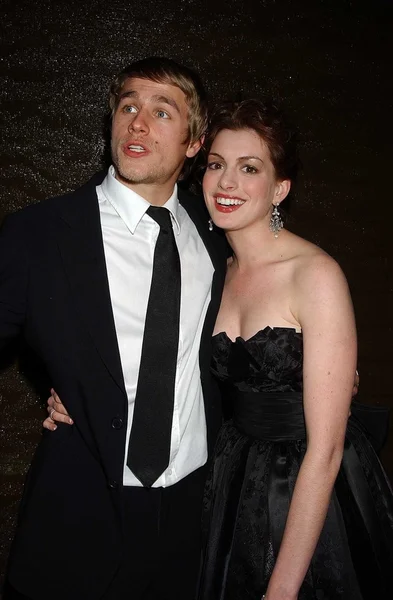 Charlie hunnam a anne hathaway — Stock fotografie