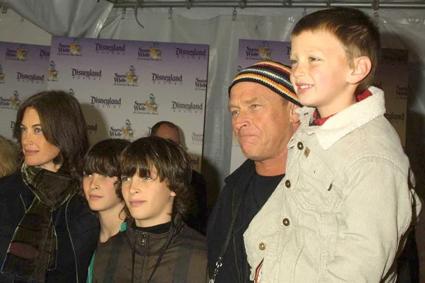 Corbin Bernsen with wife Amanda Pays and kids — Stock Photo, Image