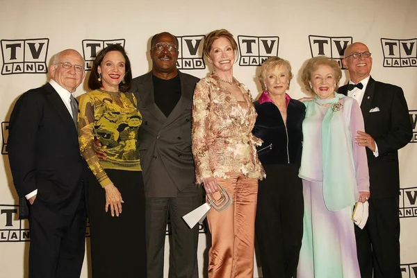 Ed Asner, Valerie Harper, John Amos, Mary Tyler Moore, Cloris Leachman, Betty White et Gavin MacLeod — Photo