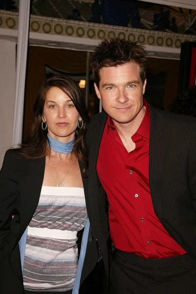 Jason Bateman e sua esposa Amanda — Fotografia de Stock