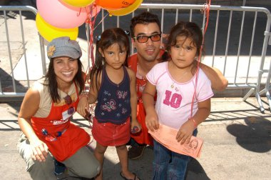 Constance zimmer ve phillip rhys ile misafirler