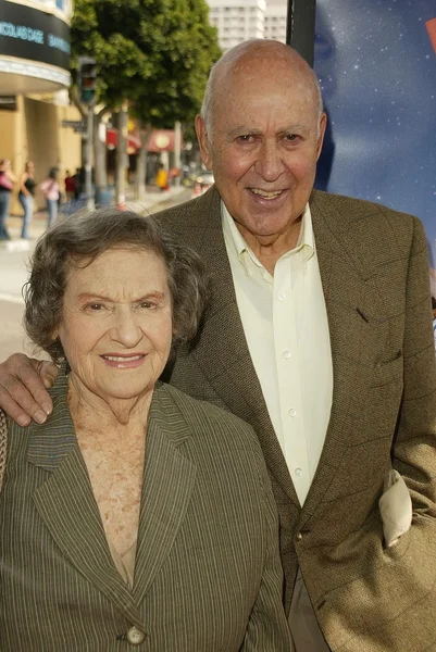 Carl reiner och hustru estelle — Stockfoto