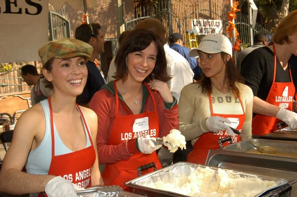 Alyssa Milano, Jennifer Love Hewitt e Constance Zimmer — Fotografia de Stock