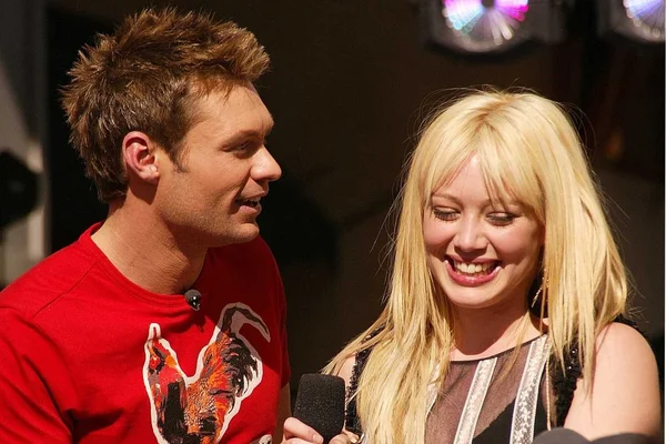 Ryan seacrest i hilary duff — Zdjęcie stockowe