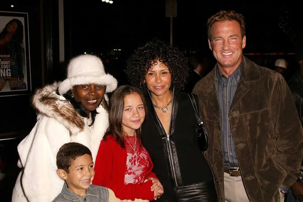 Troy Beyer and family — Stock Photo, Image