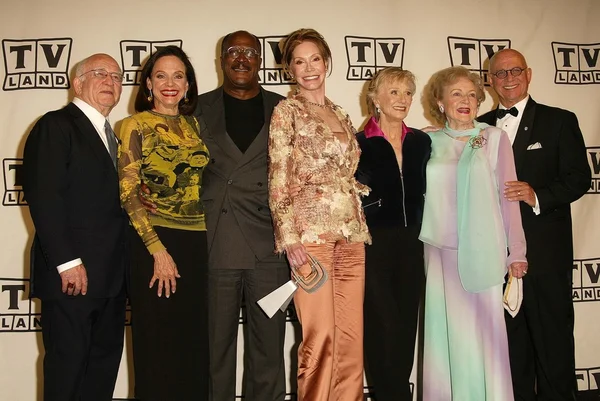 Ed Asner, Valerie Harper, John Amos, Mary Tyler Moore, Cloris Leachman, Betty White e Gavin MacLeod — Fotografia de Stock