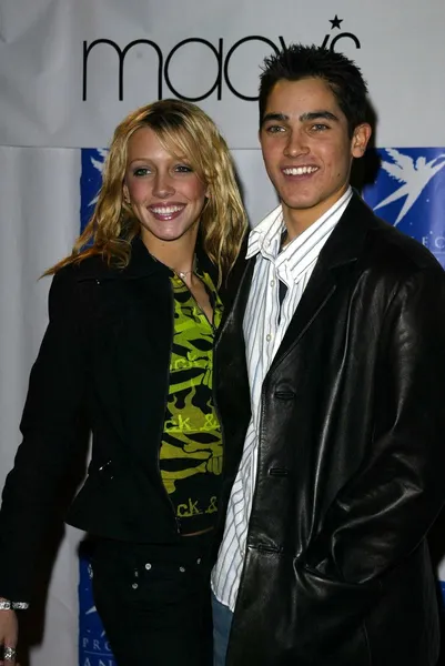 Katie Cassidy y Tyler Hoechlin — Foto de Stock