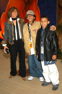 Leo thomas annesi ve kardeşi ile birlikte