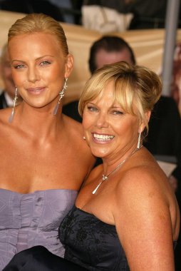 Charlize theron ve annesi gerda
