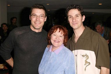 cerca de la granja de madera en el pasto